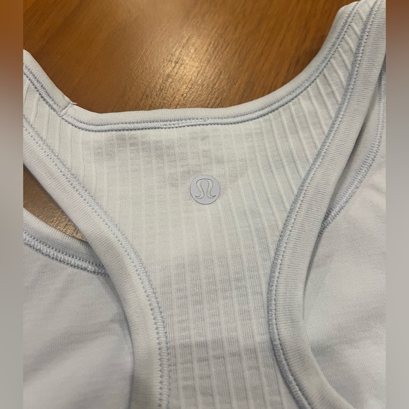 Lululemon crop top size 8 - Picture 3 of 3